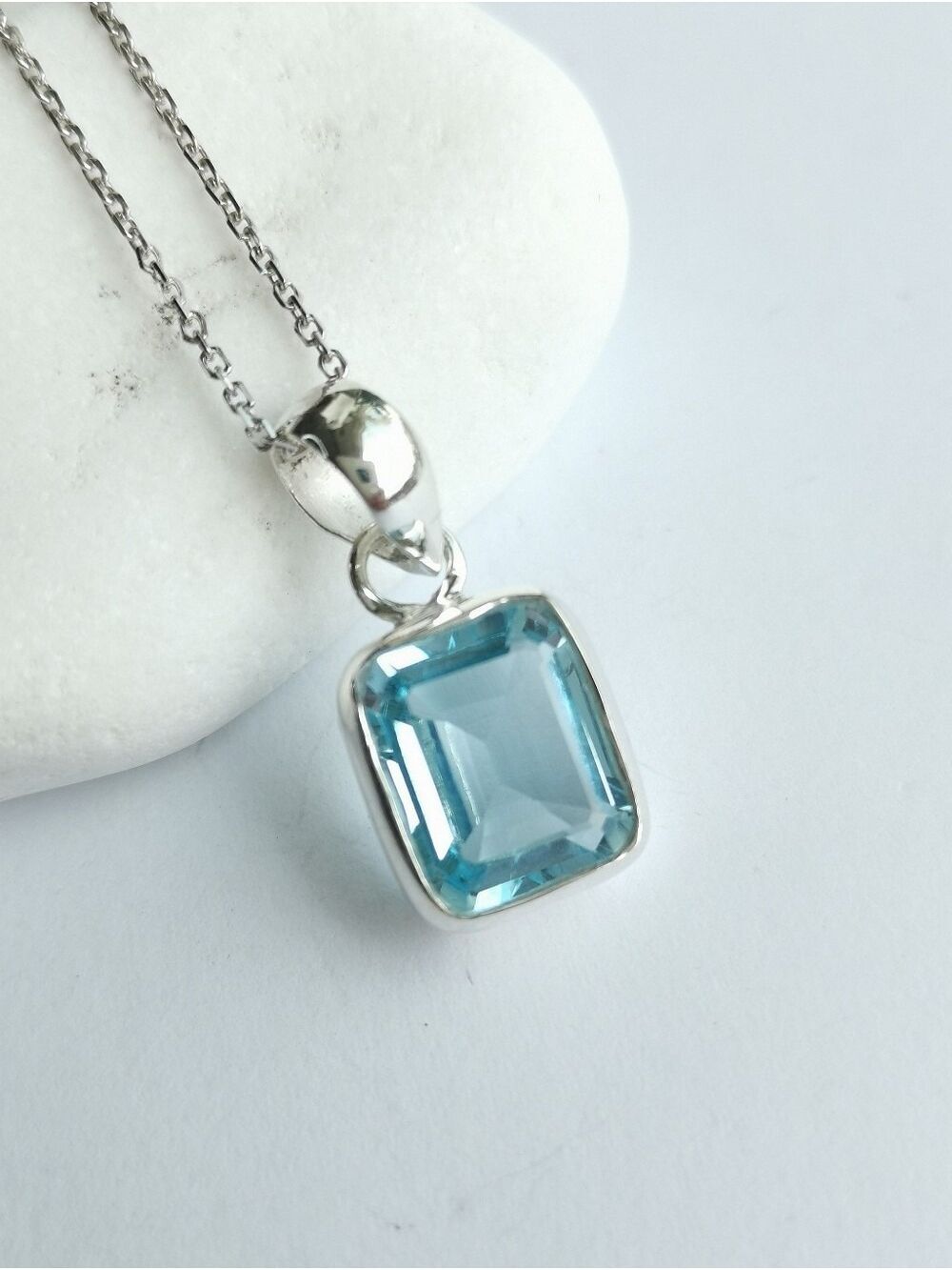 Emerald cut blue topaz pendant Necklace 🆕